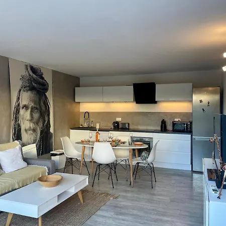 Very In With Pool * בנדול