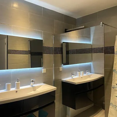 Very In With Pool דירה *